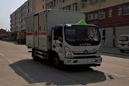 程力威牌CLW5080XRQB6型易燃氣體廂式運輸車