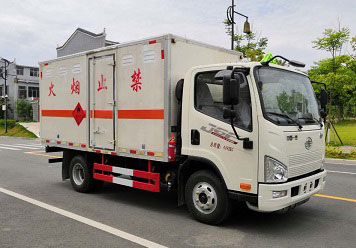 程力威牌CLW5040XRQC6型易燃氣體廂式運輸車