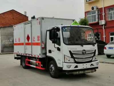 程力威牌CLW5041XRYB6型易燃液體廂式運輸車