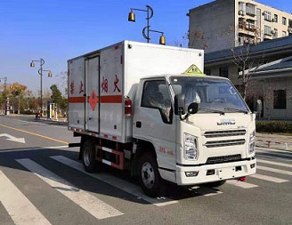 程力威牌CLW5040XRYJ6型易燃液體廂式運輸車