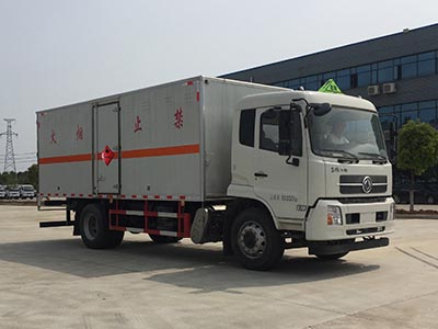 程力威牌CLW5180XRYD6型易燃液體廂式運輸車
