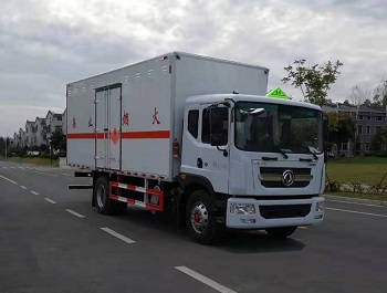 程力威牌CLW5180XRYE6型易燃液體廂式運輸車