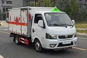 程力威牌CLW5030XRYE6型易燃液體廂式運輸車