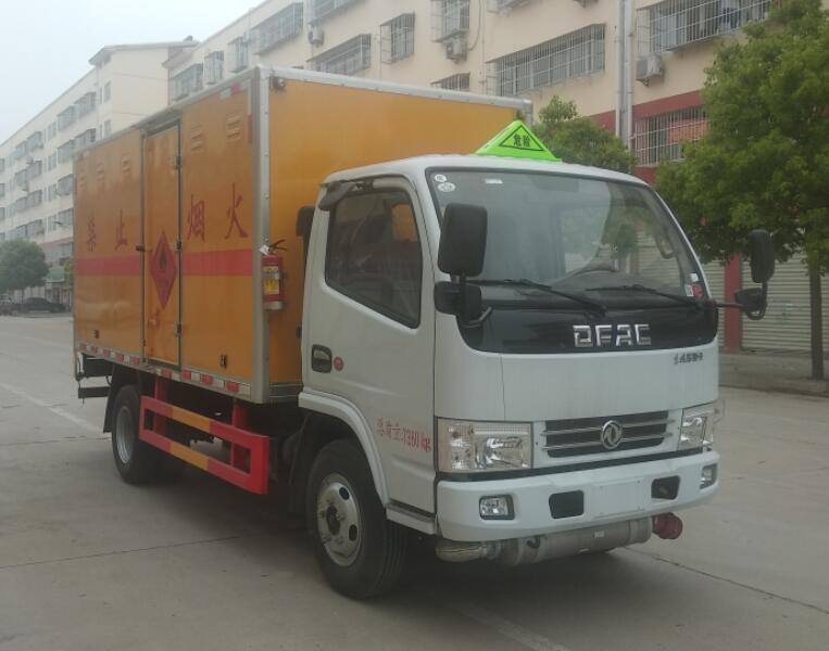 程力威牌CLW5073XRY6型易燃液體廂式運輸車