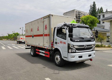 程力威牌CLW5120XFWE6型腐蝕性物品廂式運輸車