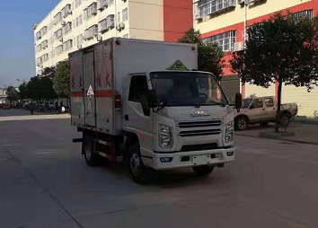 程力威牌CLW5040XFWJ6型腐蝕性物品廂式運輸車