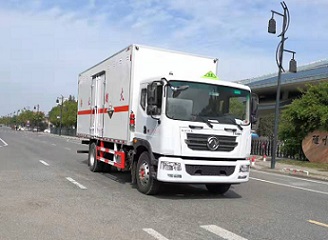 程力威牌CLW5180XFWE6型腐蝕性物品廂式運輸車