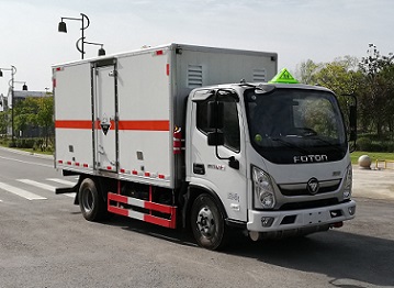 程力威牌CLW5040XFWB6型腐蝕性物品廂式運輸車