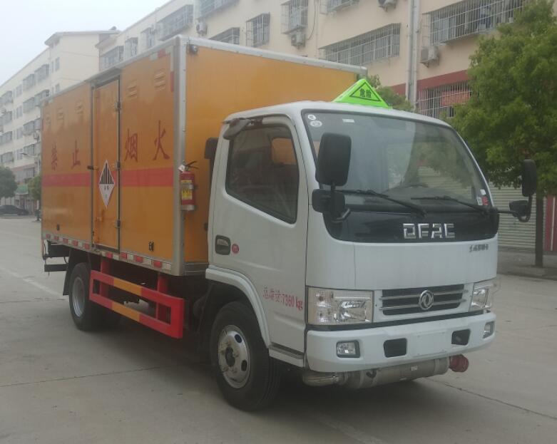 程力威牌CLW5073XZW6型雜項危險物品廂式運輸車