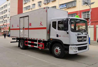程力威牌CLW5180XZWE6型雜項危險物品廂式運輸車