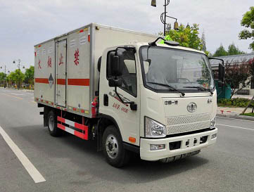 程力威牌CLW5040XZWC6型雜項危險物品廂式運輸車